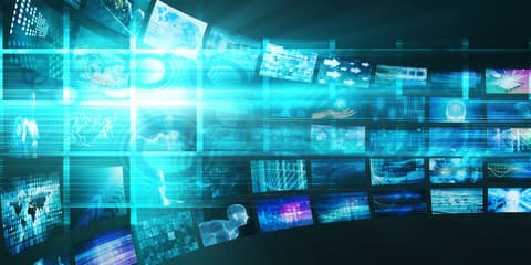 Família assistindo IPTV na smart TV